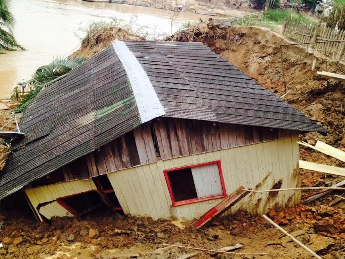 Casas foram destruídas após serem carregadas durante o desbarrancamento/Foto: Cedida barrancorip2