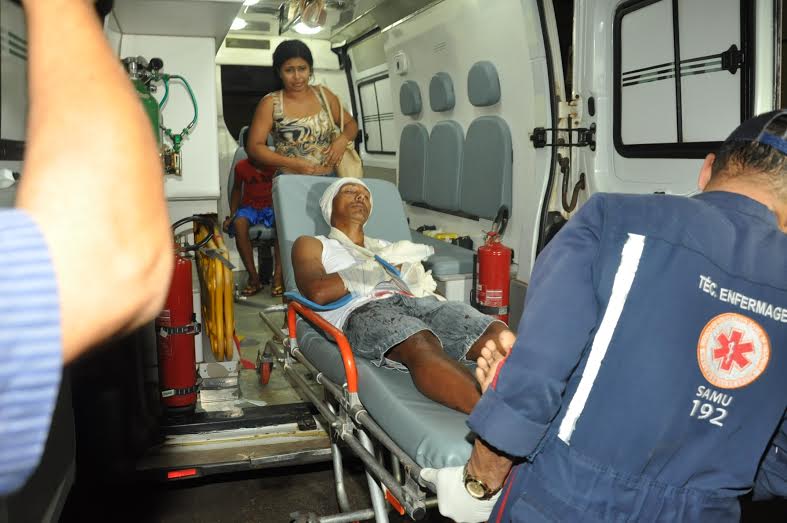 Bernado foi socorrido pelo Samu e conduzido ao PS/Foto: Selmo Melo/ContilNet Notícias beneditofaca2
