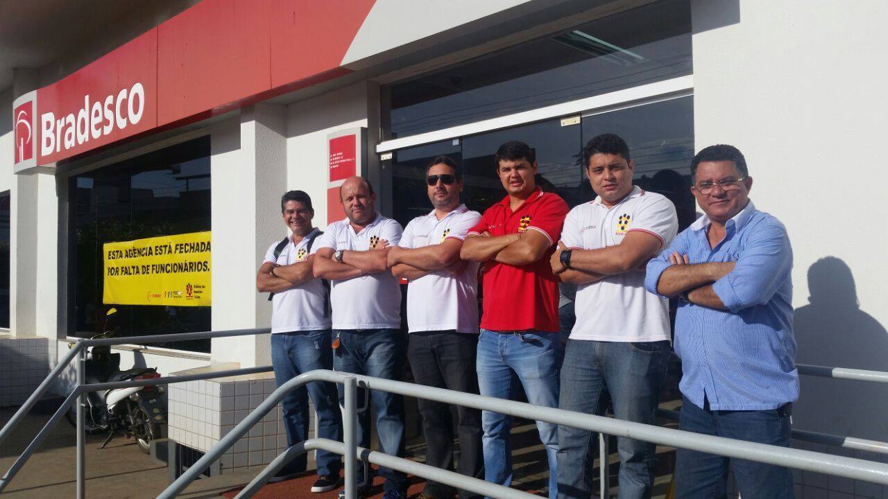 Servidores do Bradesco cruzam os braços e param atividades bradescofechado3