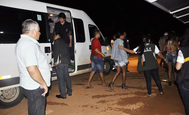 Na operação, crianças e adolescentes foram encontrados desacompanhados dos responsáveis e adultos casanorturnacriancas