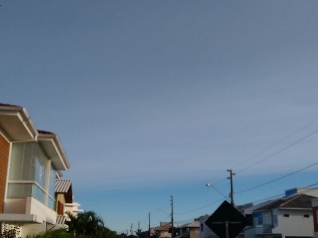 Cinzas de vulcão chileno são vistas no Campeche, em Florianópolis (Foto: Leandro Puchalski/RBS TV) cinzas em floripa1 25-04-2015