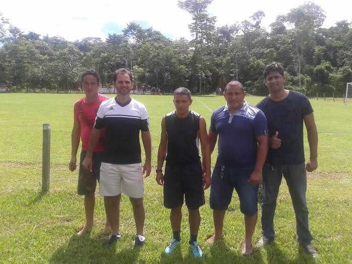 Mano Rufino conversa com moradores durante abertura do torneio copasenamano