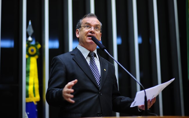 O deputado Rogério Peninha Mendonça, o autor do projeto de lei que tenta revogar estatuto/Foto: Divulgação deputado e armas