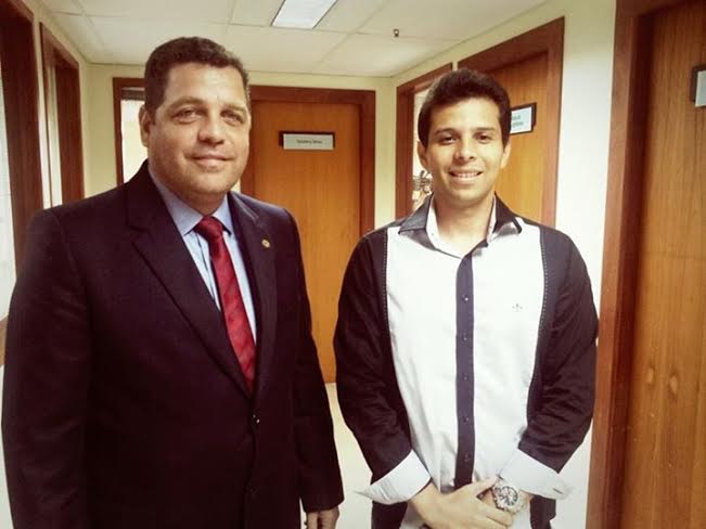 Rocha recebe o dossiê das mãos do presidente do Sindap, Adriano Marques dossiecpi