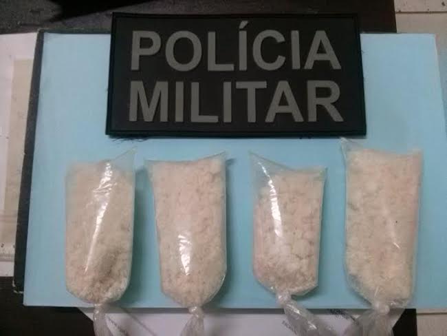 Em uma revista foi encontrado, de posse do acusado, dentro de uma mochila, quatro pacotes de uma substância aparentando ser cocaína drogamenor