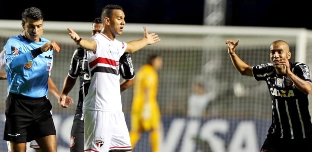 emerson-nega-agressao-a-rafael-toloi-depois-de-tomar-carta-vermelho-na-partida-sao-paulo-e-corinthians-na-libertadores-1429760129127 615x300