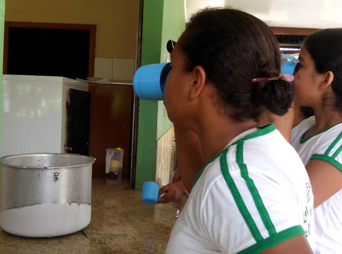 Alunos são obrigados a beber água em uma panela/Foto: Cedida escolasemagua
