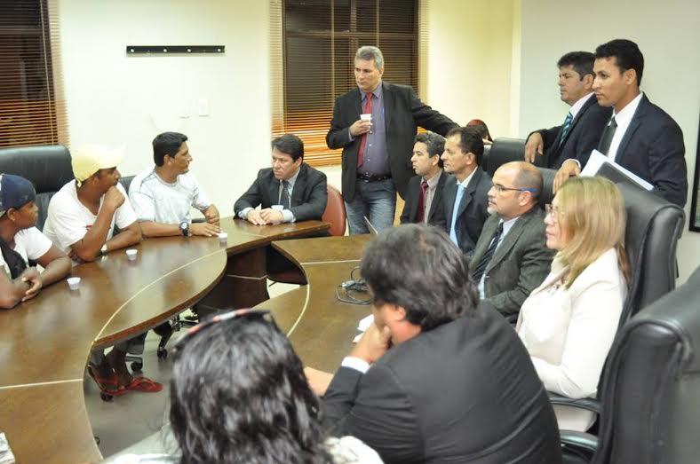 Flanelinhas se reúnem com vereadores e cobram cursos e bolsa/Foto: Wiliandro Derze/ContilNet Notícias flanelinhas