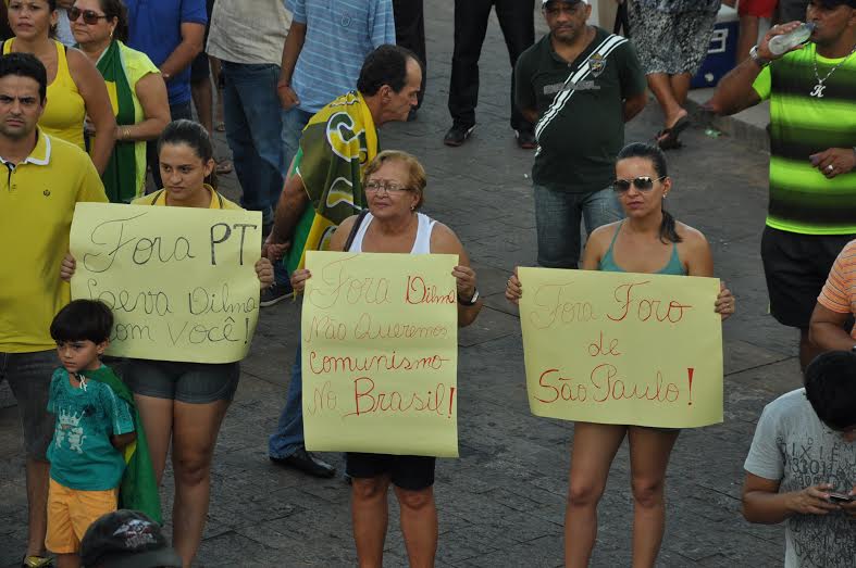 Manifestantes exibem cartazes em protesto com o governo Dilma/Foto: Selmo Melo/ContilNet Notícias foradilacartazes