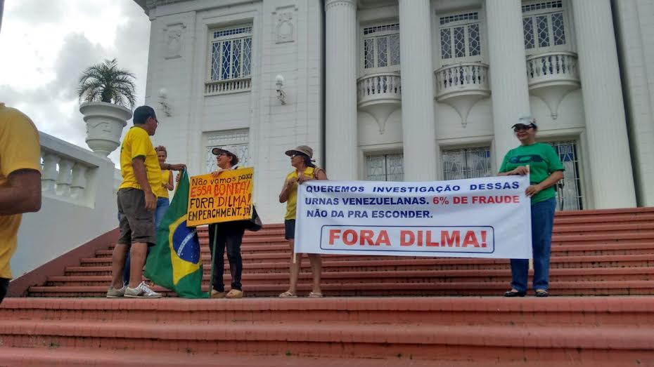 Primeiros manifestantes chegam ao Palácio Rio Branco/Foto: ContilNet Notícias foradilmabril