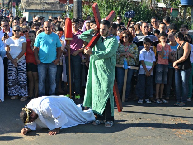 Centenas de fiéis participaram da procissão em Cruzeiro do Sul (Foto: Adelcimar Carvalho) foto sacra1