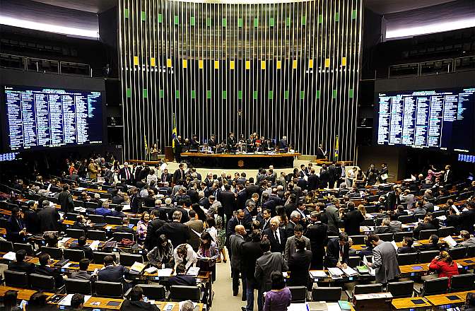 Deputados poderão analisar proposta que permite a terceirização de qualquer atividade das empresas privadas, públicas ou de economia mista img201503301933367041695MED
