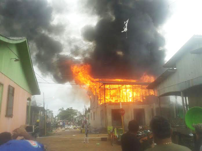Casa é destruídas pelas chamas em Tarauacá/Foto: Reprodução Facebook incendiotk