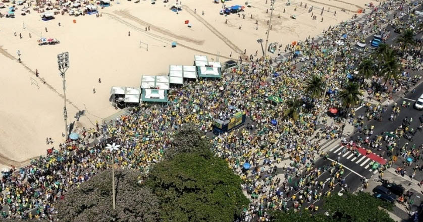 Manifestantes fazem protesto contra o PT (Partido dos Trabalhadores) e para pedir o impeachment da presidente Dilma Rousseff, na orla de Copacabana, zona sul do Rio de Janeiro manifesto