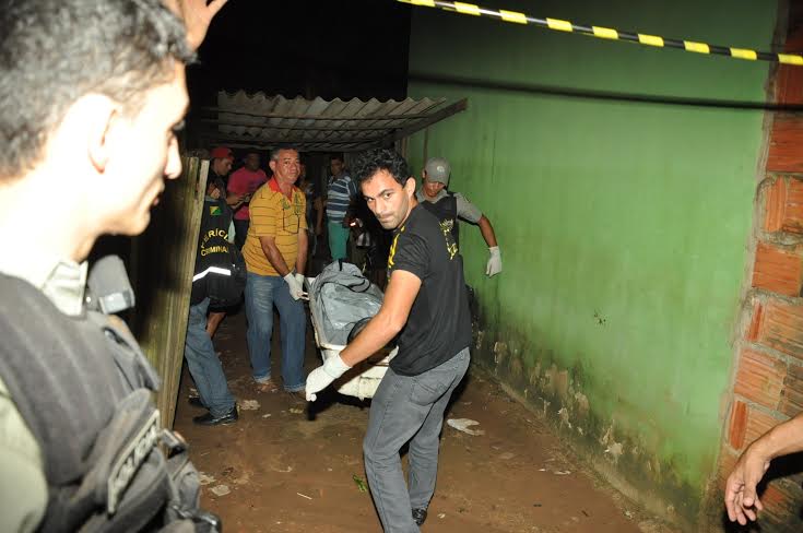 Corpo da vítima foi conduzido ao IML/Foto: Selmo Melo/ContilNet Notícias mortetaqueriasalao