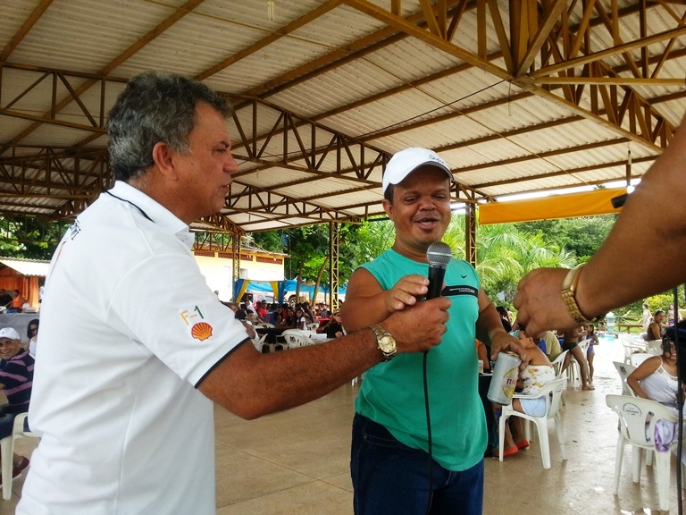 Petecão entrega microfone para Montana se apresentar/Foto: Wania Pinheiro/ContilNet Notícias petecao20042014 35