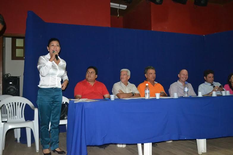Acompanhado do deputado estadual Jairo Carvalho, que é de seu partido, o senador Petecão ouviu as lideranças presentes a audiência petecasena