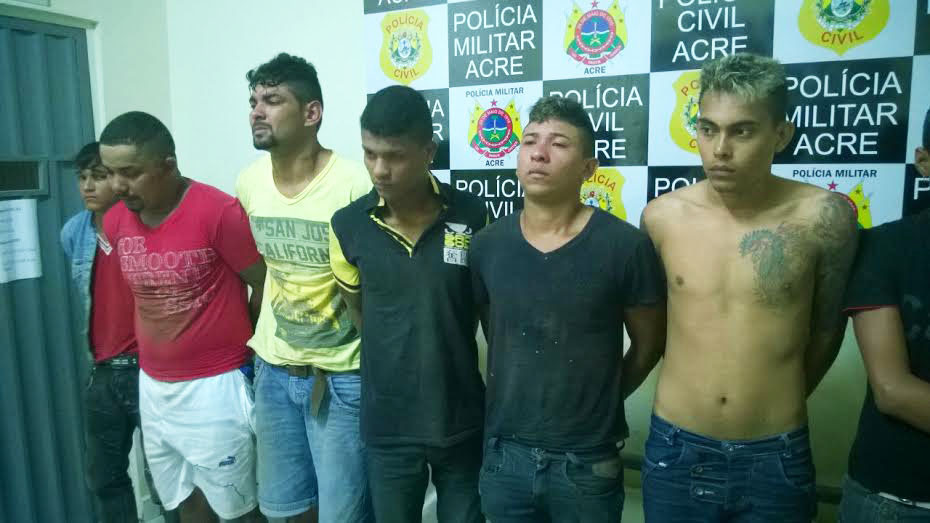 Como havia um menor entre eles, acusados e vítimas foram levados para a Delegacia da Criança e do Adolescente presosarmas