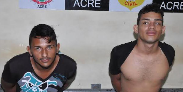 Com eles os policiais encontraram um revólver calibre 32 e apreenderam a moto/Foto: Selmo Melo/ContilNet Notícias presosdrogamoto