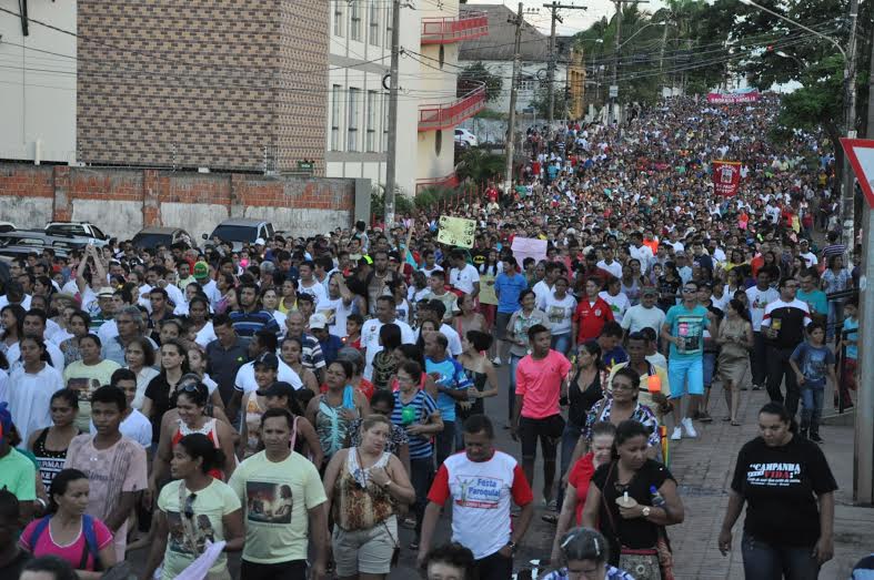 Os fiéis percorreram as principais ruas do centro da capital até chegar ao Palácio Rio Branco/Foto: Selmo Melo/ContilNet Notícias procissaocristomorto3
