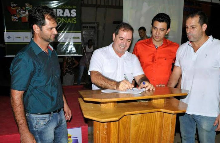 Governador Tião Viana participa da abertura da feira em Sena tiaoassinaturafeira