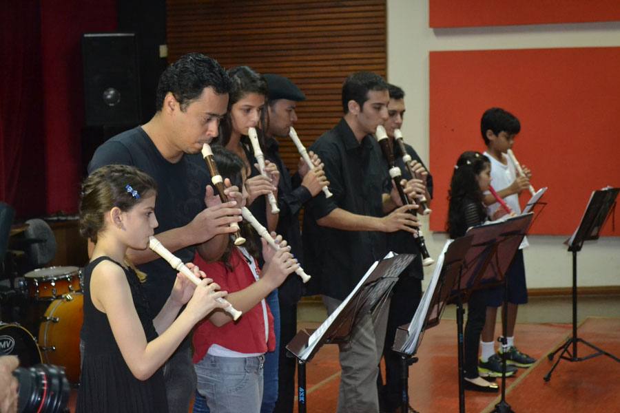 Alunos apresentam número musical aos visitantes visitaescolamusica2