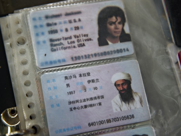 Carteiras de identidade com fotos do terrorista Osama bin Laden e o músico Michael Jackson são vendidas na China (Foto: Greg Baker/AFP) 000 ts-hkg10182699