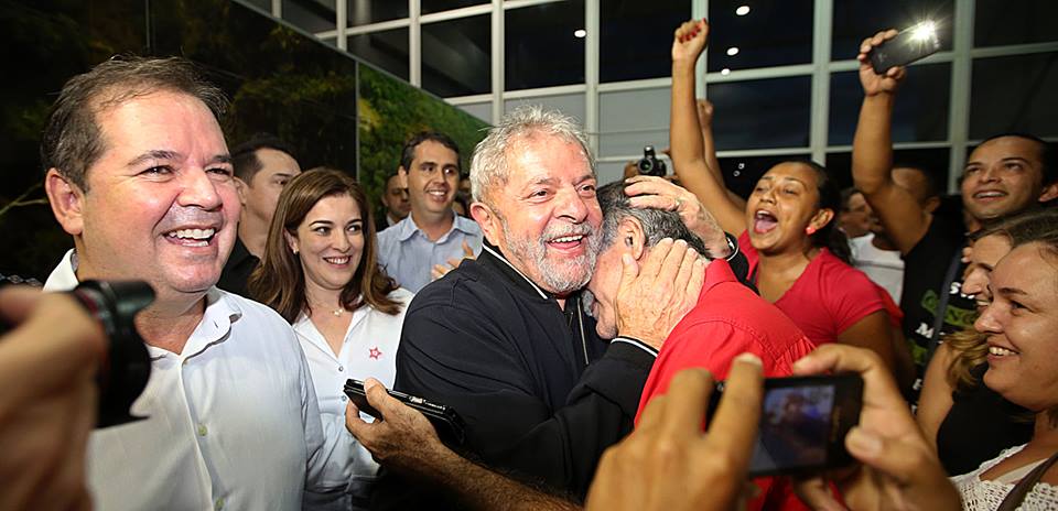 Lula abraça militante no saguão do aeroporto/Foto: Sérgio Vale/Secom 11205964 818431088226037 2098179376016253117 n