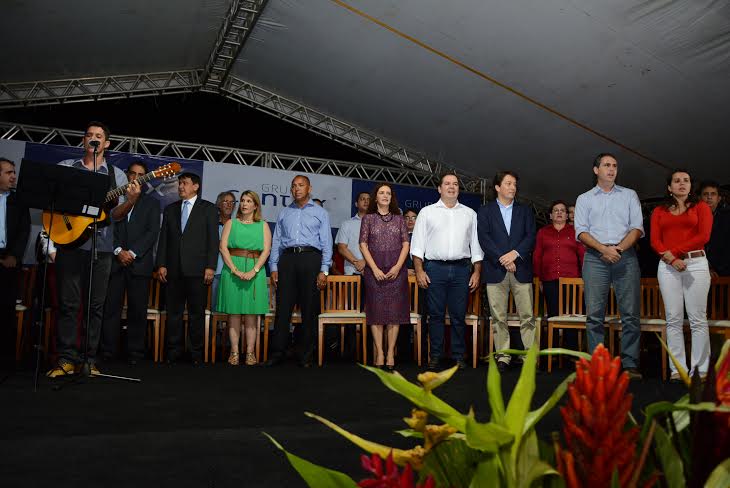O cantor Franklin Pinheiro se apresentou na inauguração do call center/Foto: Selmo Melo/ContilNet Notícias aberturacallcenter2