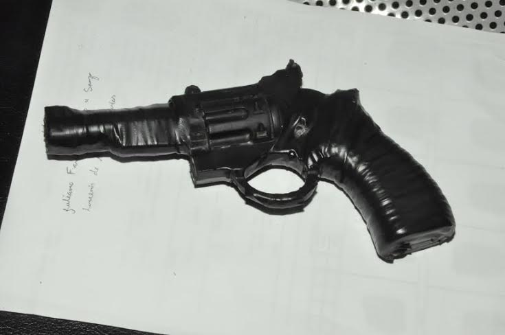 Polícia apreende réplica de um revólver calibre 38/Foto: Selmo Melo/ContilNet Notícias armabriquendo