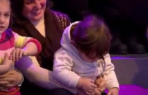 Após cochilar, criança acordou batendo palmas em programa de TV turca (Foto: Reprodução/Reddit/ExitstrateG) bebe2