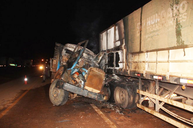Caminhão bateu em carreta que estava estacionada no acostamento da BR-317/Foto: O Alto Acre caminhaofog
