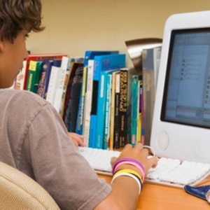 crianca-navega-na-internet-1297111863039 300x300