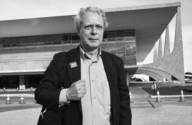 Frei Betto, em frente ao Palácio do Planalto: “Não há caldo de cultura para impeachment ou golpe militar” Créditos: Foto José Cruz/ Agência Brasil frei betto