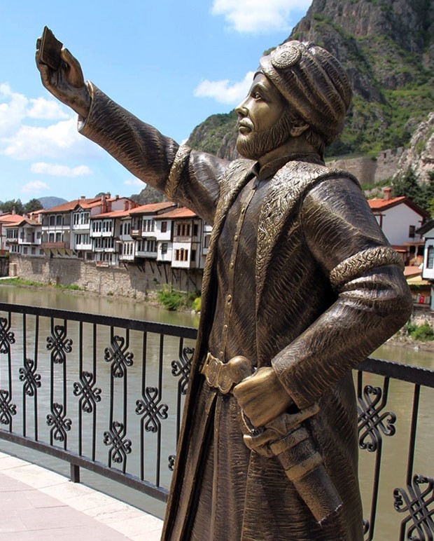 Estátua havia sido inaugurada último sábado (Foto: AP) turkey-selfie-prince fran3