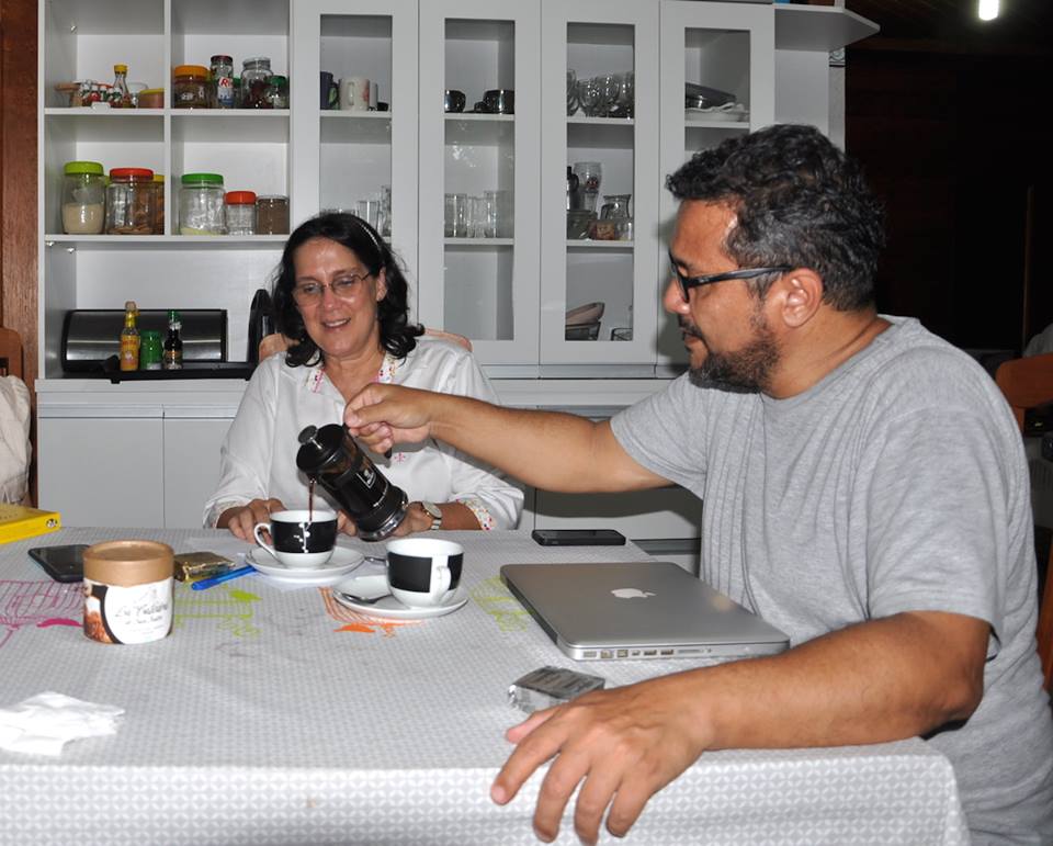 Altino Machado recebe a socio-proprietária do portal ContilNet Notícias em sua casa/Foto: Reprodução Facebook 11078121 10153304476626385 7318265534112763475 n