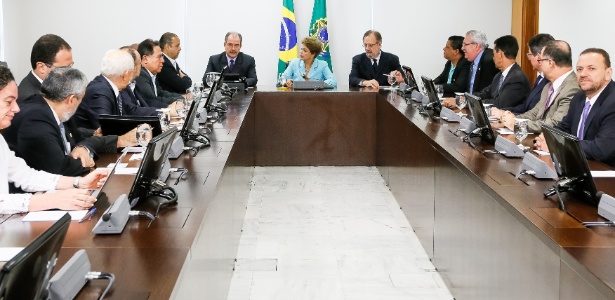 Na semana passada, Dilma se encontrou com representantes das centrais sindicais bandeiradilma