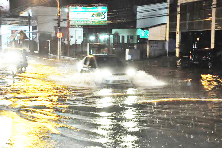 Após forte chuva, ruas de Rio Branco ficam alagadas/Foto: Selmo Melo/ContilNet Notícias chuva6maio
