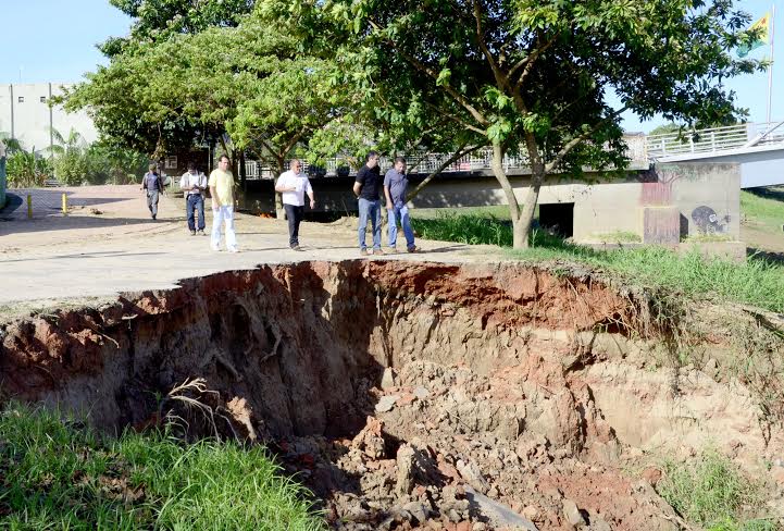 Prefeito e engenheiros vistoriam área atingida por erosão às margens do rio Acre/Foto: Ascom PMRB desbarrancamento