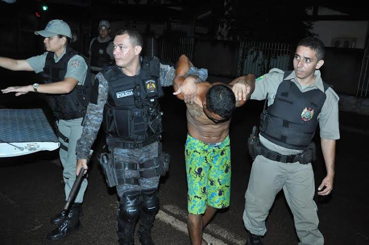 Os policiais decidiram abordar Basto, que estava em atitude suspeita/Foto: Selmo Melo/ContilNet Notícias escopetahomem