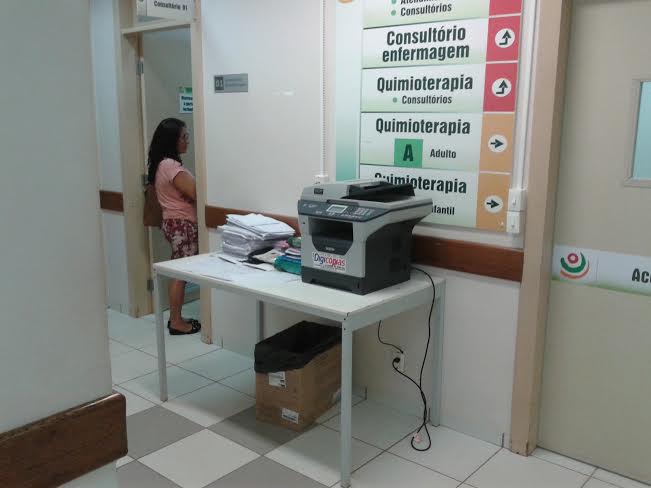 Goteiras são econtradas até na sala de quimioterapia do HC, diz servidora/Foto: Wiliandro Derze/ContilNet Notícias goteirashc