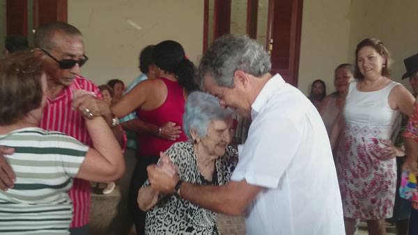 Senador Jorge Viana dançando com idosa de cem anos de idade/Foto: Facebook Jorge Viana jorge e idosa