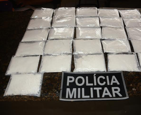 A adolescente se deslocava de Rio Branco para Sena transportando 26 papelotes de pasta base de cocaína/Foto: Ascom papelotescapa2