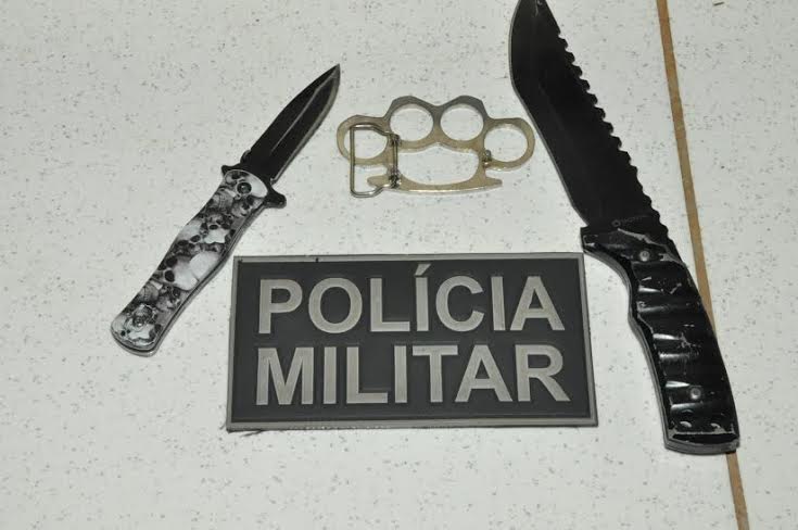 Polícia apreendeu duas facas e um soco-inglês/Foto: Selmo Melo/ContilNet Notícias weberte2