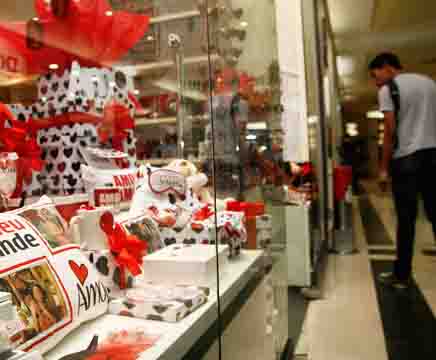 Pesquisa revela que mais de 80% dos acreanos devem gastar até R$ 300 no Dia dos Namorados