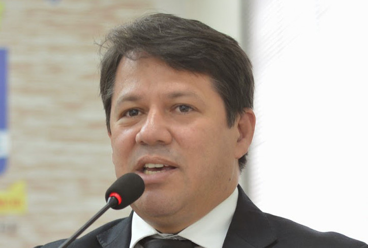 Vereador diz que educação sexual, religião e política não devem ser debatidas na escola