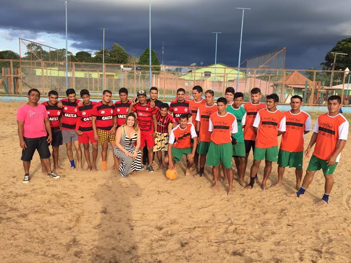 Em Sena Madureira, Charlene apoia entidades e vários times esportivos/Foto: Assessoria charlene