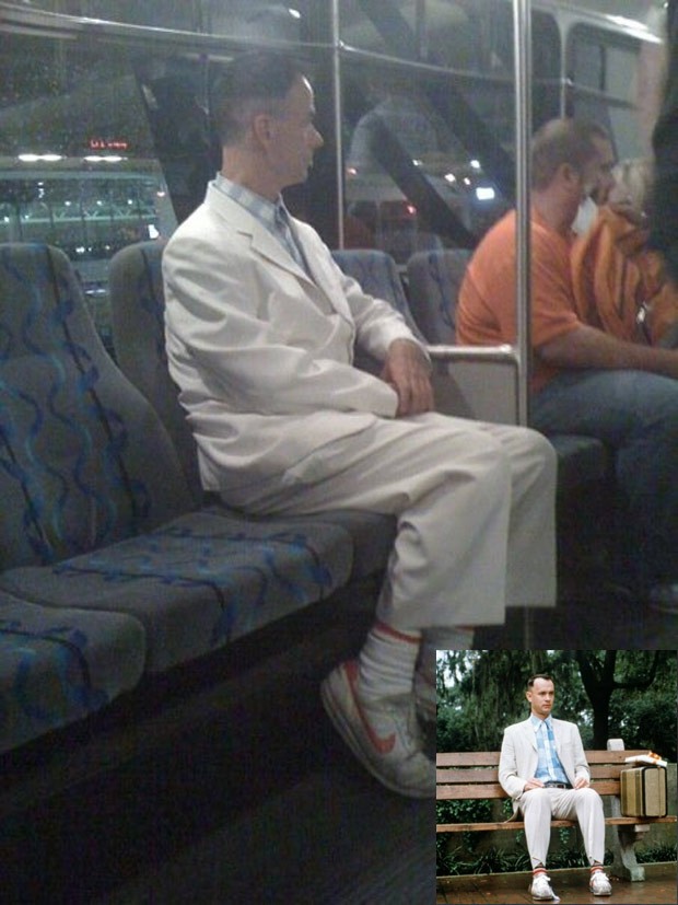Sósia de Forrest Gump fez sucesso nas redes sociais ao ser fotografado em aeroporto. Na foto pequena, Tom Hanks como Forrest GUmp (Foto: Reprodução/Reddit/Brimstn-Divulgação) forrest-gump-sosia 1