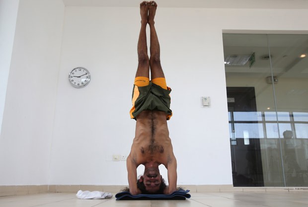 Ivan Stanley, de 41 anos, permaneceu 61 minutos na posição invertida (Foto: Kamran Jebreili/AP) ioga-recorde2