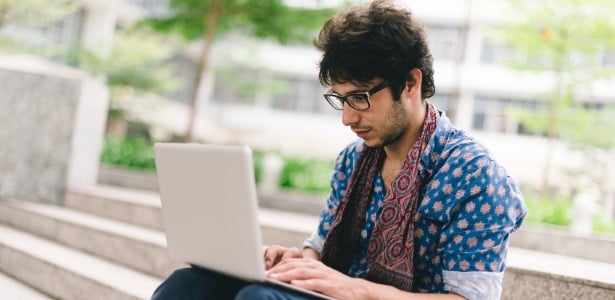 jovem-usando-internet-banda-larga-laptop-1435158130130 615x300